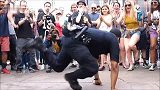 街舞-15年-帅警察引爆底特律电子音乐节 值班时加入当街跳舞嗨翻全场-新闻