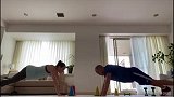 伊涅斯塔与妻子在家高难度有氧锻炼 超强核心力量令人羡慕