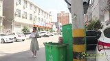 短剧：女儿怕增加母亲负担，扔掉大学通知书，邻居捡到后做法感动