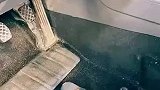 店员用抛光机辅助吸尘，车内大量灰尘漂浮在空中