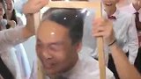 新郎头发上的发胶可能没有伴郎的好，太搞笑了