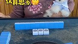 想当年我姥也是这么夹着我的...这回有接班人了