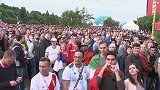 俄罗斯球迷狂欢庆祝首球 数万观众挤满广场