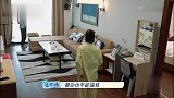 小S放屁大S走开，妹妹一脸委屈，大S：你总不能让我陪你闻吧！