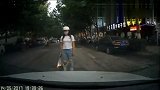 爆新鲜-20170516-郑州一对情侣吵架女孩站马路中央等车撞