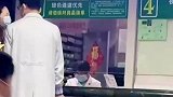 网友就医时偶拍情侣一幕