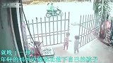 两小孩门口玩耍，秒后宝妈直接崩溃，监控拍下心碎一幕！