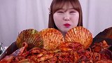 妹子吃韩式辣炖海鲜，扇贝鲍鱼大虾，超过瘾