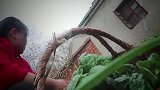 胖妹让婆婆干活，甜言蜜语说一堆，婆婆上手干，胖妹哄长辈有一手