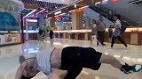 太厉害了，在商场里面就自娱自乐起来！