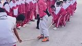 体育课上学生们拔河比赛，开始瞬间老师被弹飞