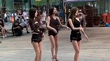 看到三个美女在热舞