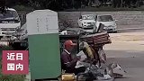书中自有黄金屋，拾荒老人坐在垃圾桶旁看书