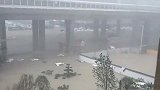 消防车都被大水泡在水里，郑州水灾真的让人心疼