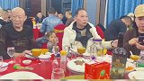 小女孩吃宴会桌挨桌敬酒，宾客默契配合，这孩子太厉害