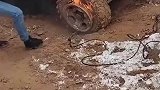 越野车陷入深坑，男子竟企图用火烧轮胎的方式自救