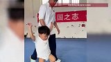2岁穿尿不湿宝宝连打8个侧手翻，爸爸回应：自小在武校耳濡目染