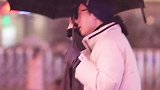 天下大雪，在灯光的映衬下，小姐姐的容颜美极了～