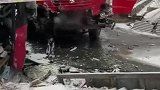 因雪天路滑，辽宁抚顺一消防车与大巴车相撞，多人受伤送医