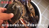 宁波好友给我发一盆梭子蟹和大虾，清蒸和水煮炸两小瓶50度白酒