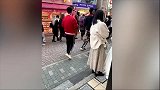 王思聪捐款100万后，现身日本买衣服未戴口罩，仅一名男性陪同