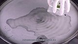 鸡尾酒也能制作炒冰？国外小伙自制特色美食，一口下去味道让人惊