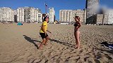 撩妹神技！恋爱达人在海滩上用足球泡妞