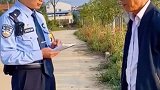 大爷的两头牛走丢了，一头是白色的，另一头也是白色的