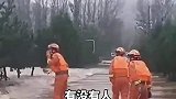 高中生骑车回家路上被洪水卷走，消防员激流中展开营救