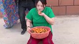 美女在吃橘子，男子居然这样做