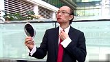 国外恶搞，男子对着镜子整理服装还涂口红，让举着镜子的路人看呆