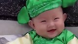 穿新衣服的小宝宝，这开心的小表情，被你萌翻了！