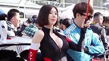 白嫩貌美处处动人！这职业赛车女郎什么水平？
