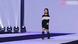 8岁甜馨登台走秀，一身黑白拼接裙气质十足，台风稳健毫不怯场！