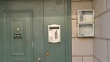 牛奶箱里藏钥匙 结果引来蟊贼大白天入室盗窃