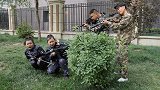 绝地求生真人版，兄弟俩神操作狂虐“姐妹花”，2人双排统治战场