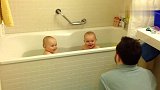 双胞胎一边洗澡一边把东西往外扔,婴儿笑声满天飞,太可爱了