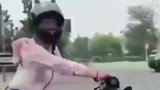 美女，摩托车不是这样骑的，我害怕！
