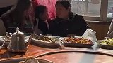家里长辈在一起吃饭聊天，只有小孙女关心太奶奶有没有吃好喝好