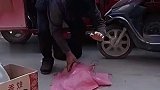 街头大爷表演口技，一只鞋子硬生生演成了狗