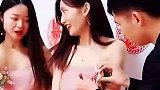 伴郎帮伴娘戴胸花手直发抖