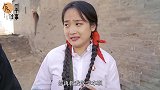 憨小伙教美女学自行车，没想还白搭一个收音机，太逗了
