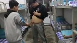看着腹肌，顺便给旁边的人洗个脸