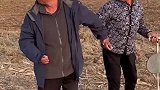 奶奶去世100天，父亲去看望走的时候一步三回头