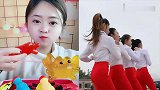 小姐姐直播吃彩色小乌龟果冻，各种口味任意选，是我向往的生活