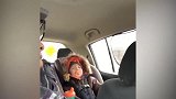 女孩抱比自己小的孩子，还一直兴奋不已，看起来是个好姐姐啊！