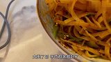 爸爸做了西北凉面和鸡蛋醪糟，妈妈说爸爸手艺可以摆摊了