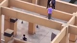 网友拍到几名小朋友在楼顶“飞檐走壁”，物业将孩子劝离