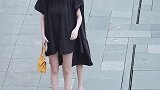 街拍双胞胎小姐姐一身黑色连衣裙，能娶到这样的女生，多么幸福
