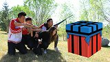 师生分物资，学生落地捡到信号枪，不料空投里是R45